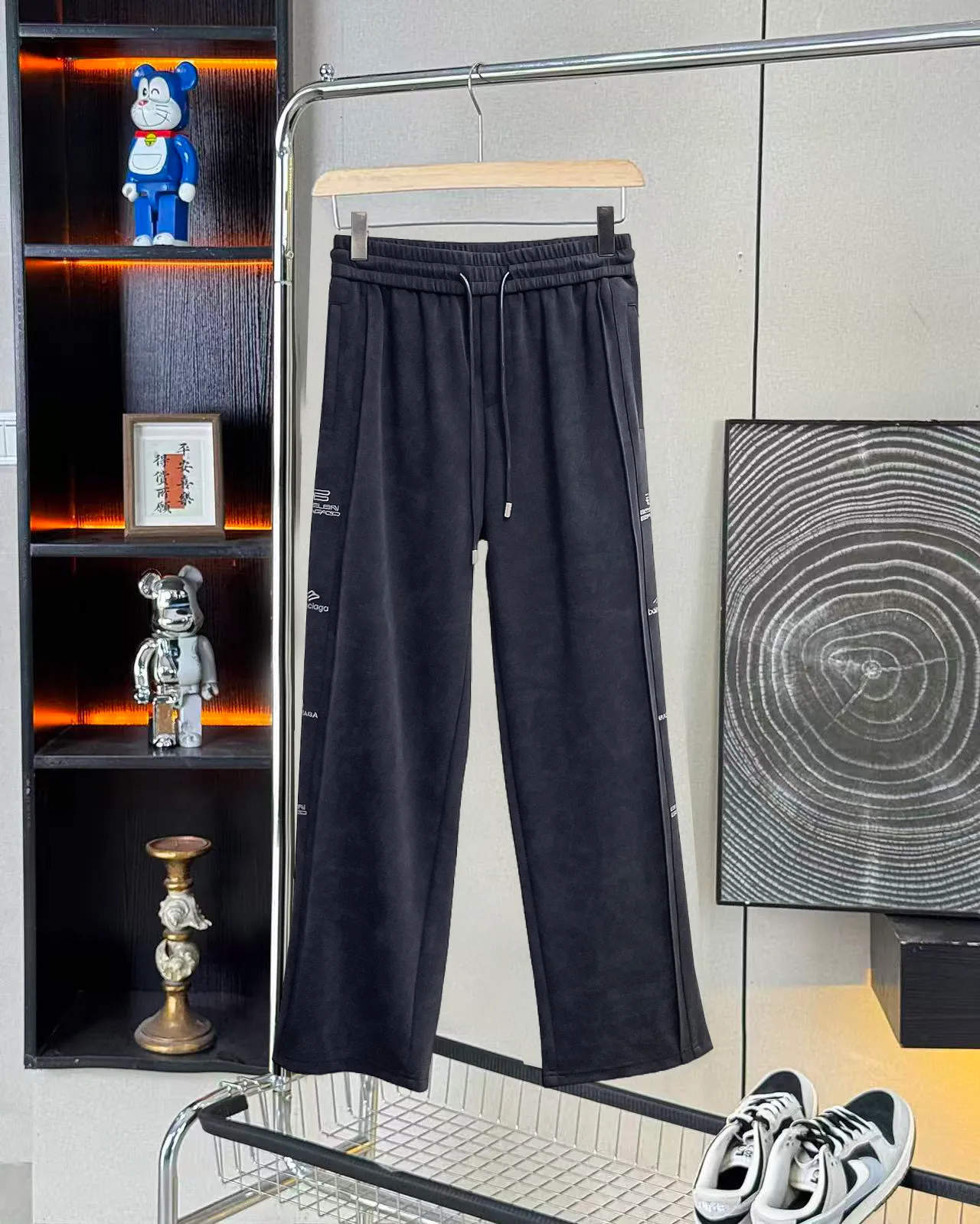 Balenciaga 🆕2026 Autumn and Winter New Arrival Casual Pants! The official website will be released simultaneously. Brand Classic LOGO casual pants, customized fabrics, excellent comfort and strong touch. Highly recognisable, perfect appearance and craftsmanship. Size:M-3XL